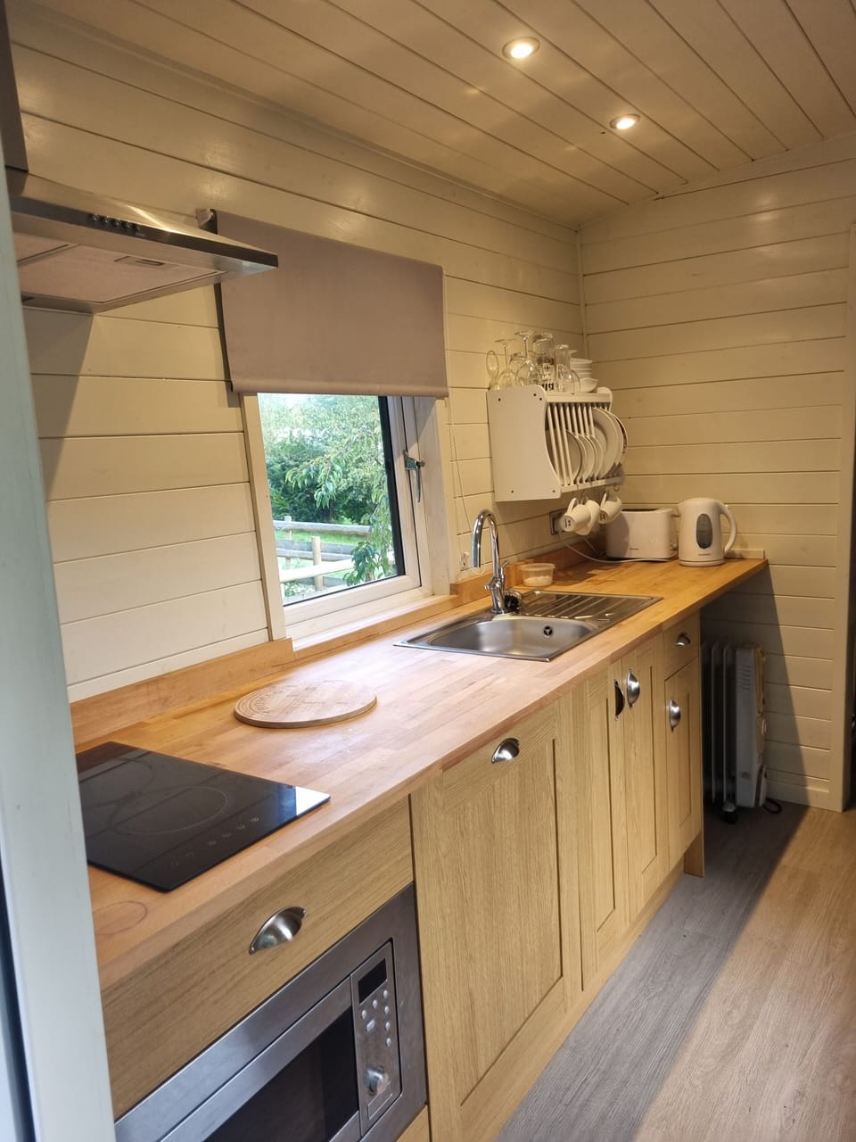 Chalet | Private kitchen | Fridge, microwave, stovetop, electric kettle