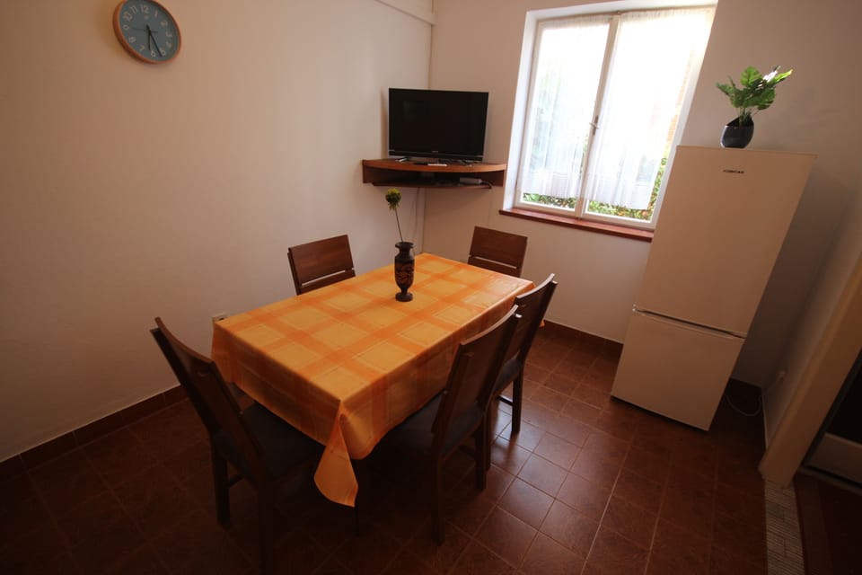 Apartment, 3 Bedrooms, Terrace, Garden View | Dining room