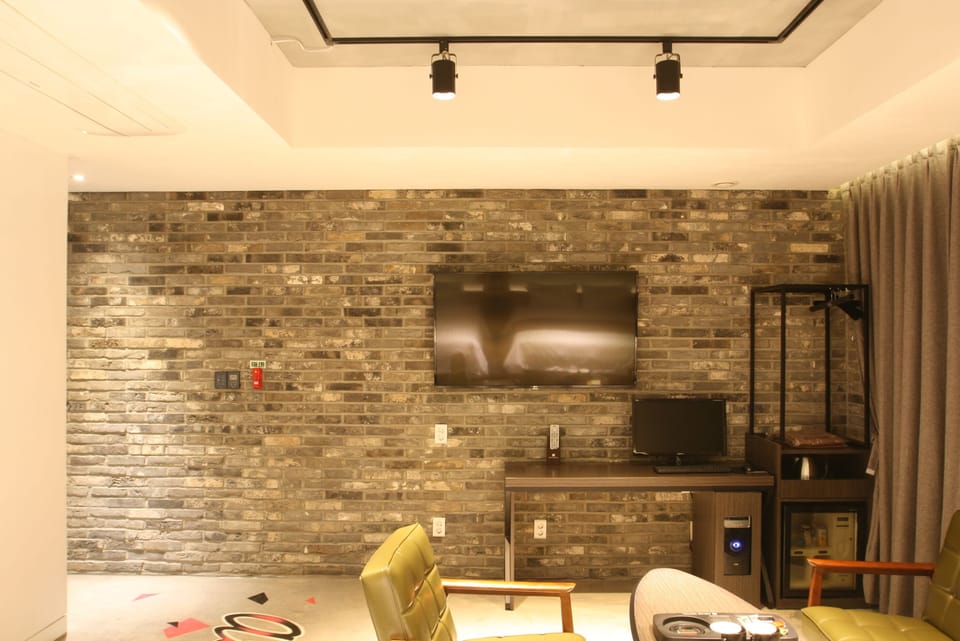 Deluxe Twin Room | Individually decorated, individually furnished, free WiFi, bed sheets