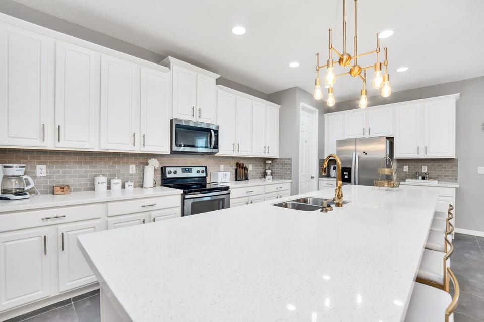 House (6 Bedrooms) | Private kitchen | Microwave, oven, stovetop, dishwasher
