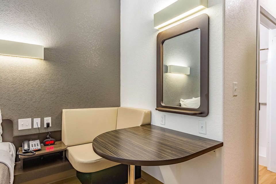 Minibar, free WiFi, bed sheets