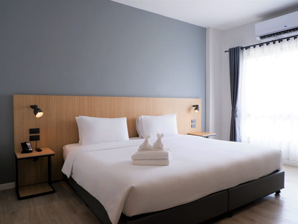 Superior King Room | In-room safe, desk, laptop workspace, blackout drapes
