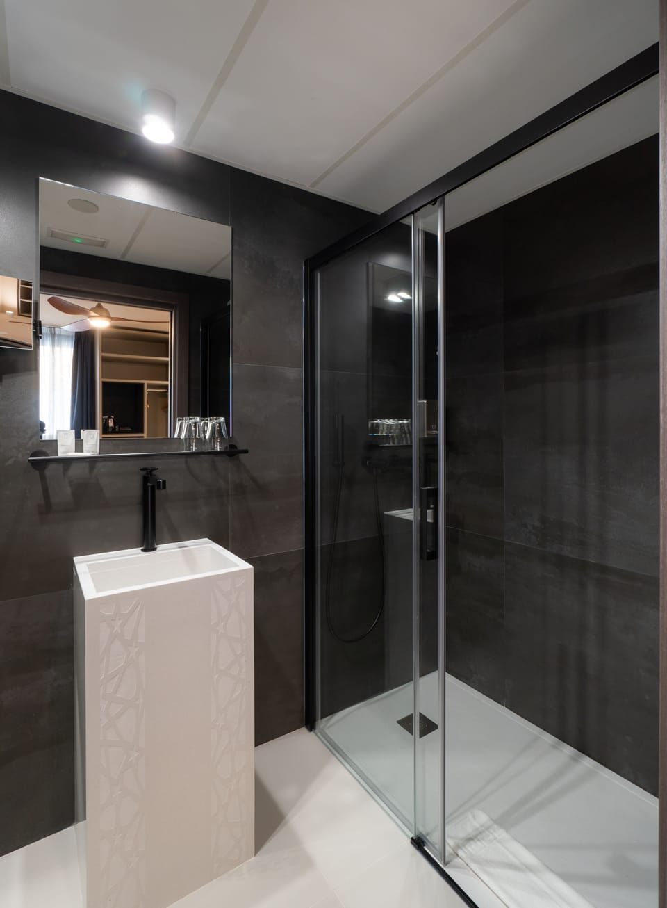 Economy Double Room | Bathroom | Shower, rainfall showerhead, hair dryer, towels