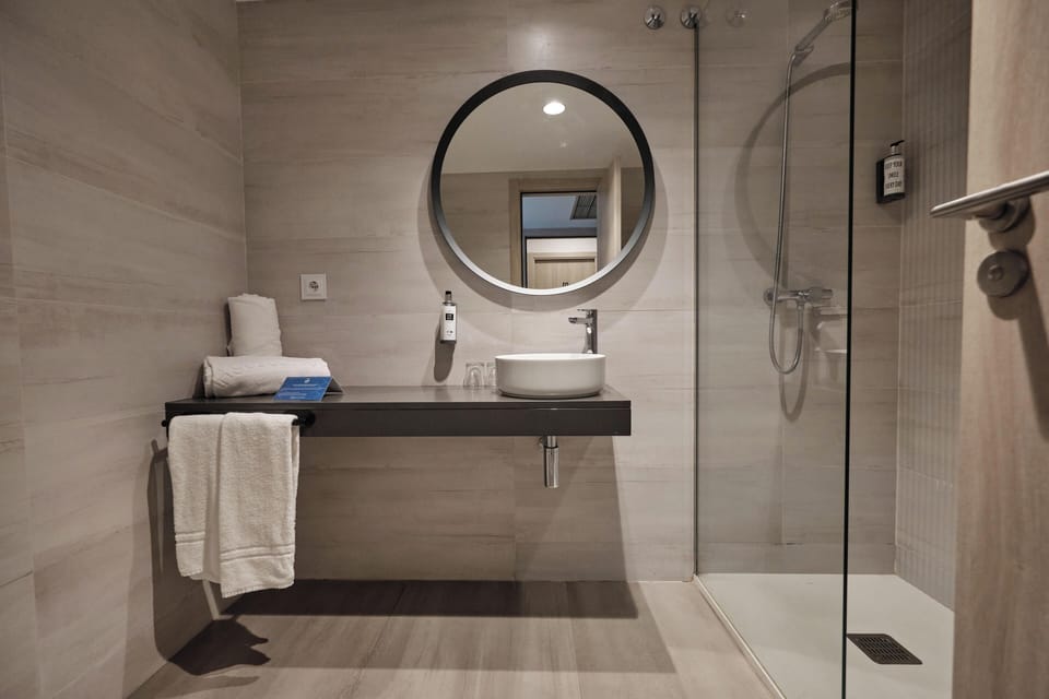Standard Twin Room | Bathroom | Shower, hair dryer, towels, soap