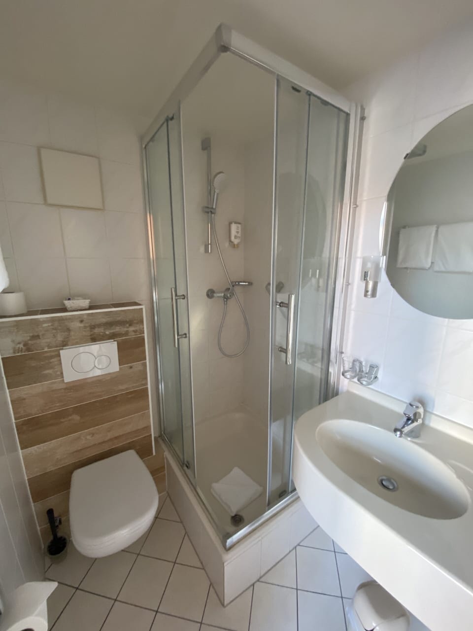 Superior Double Room | Bathroom | Shower, free toiletries, hair dryer, towels