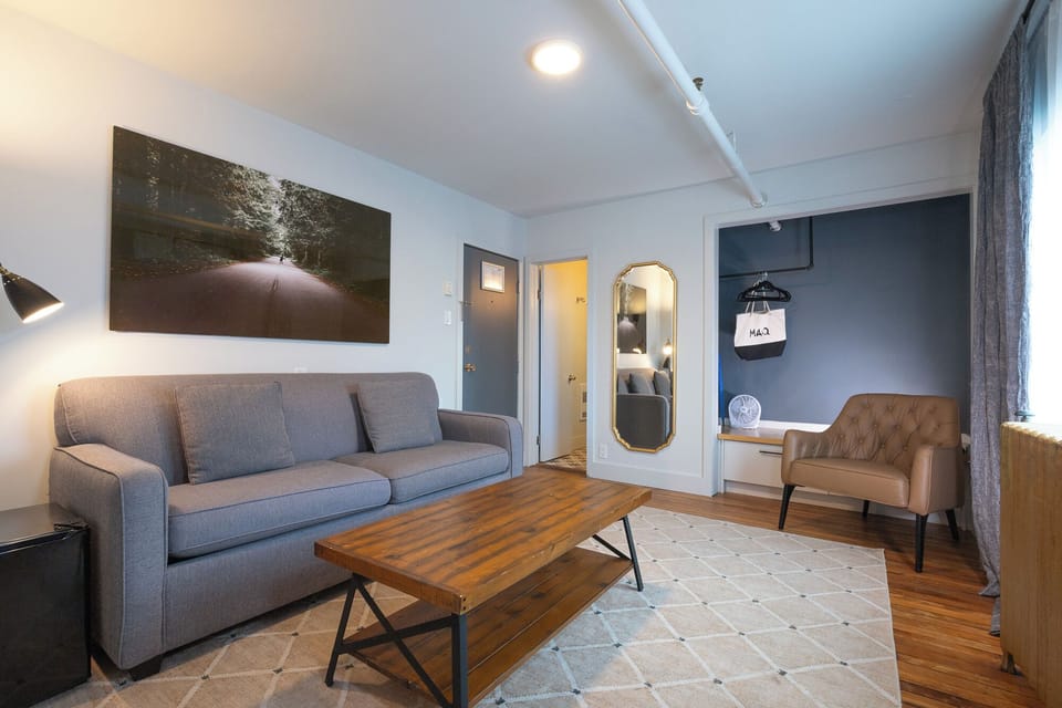 Basic Suite, 1 King Bed with Sofa bed | WiFi (free), bed sheets