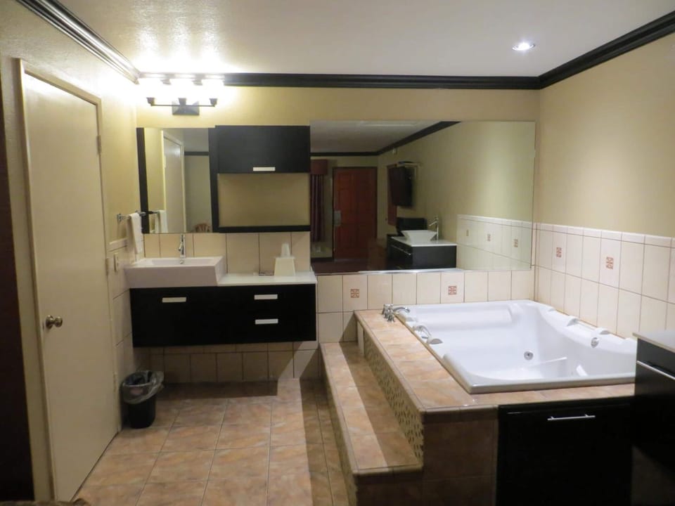 Combined shower/tub, free toiletries, towels