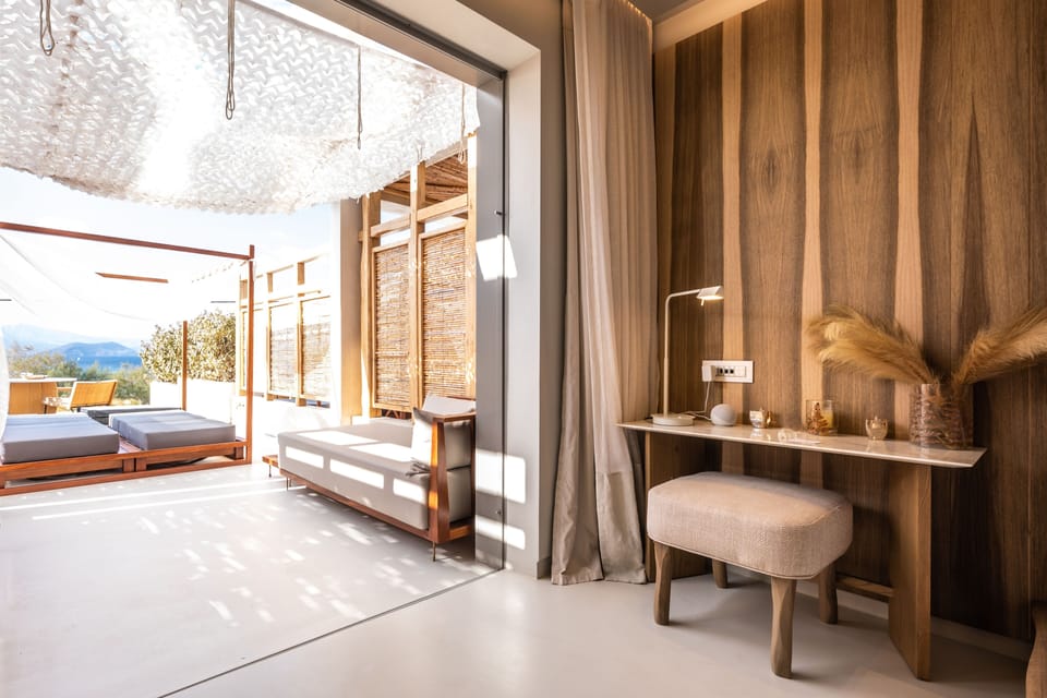 Luxury Studio Suite | Minibar, in-room safe, individually furnished, desk