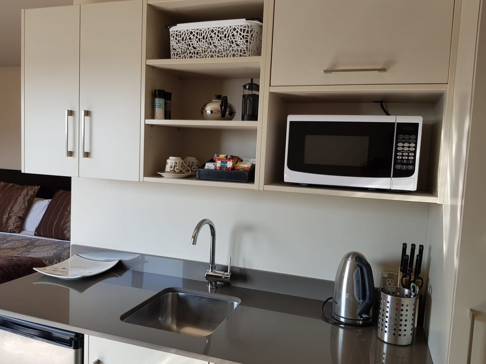 Executive Suite, 1 Bedroom, Jetted Tub, Executive Level | Blackout drapes, soundproofing, iron/ironing board, cribs (surcharge)