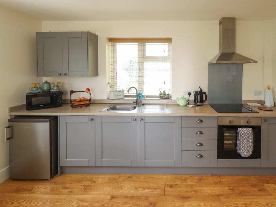 Cottage | Private kitchen | Fridge, microwave, electric kettle, toaster