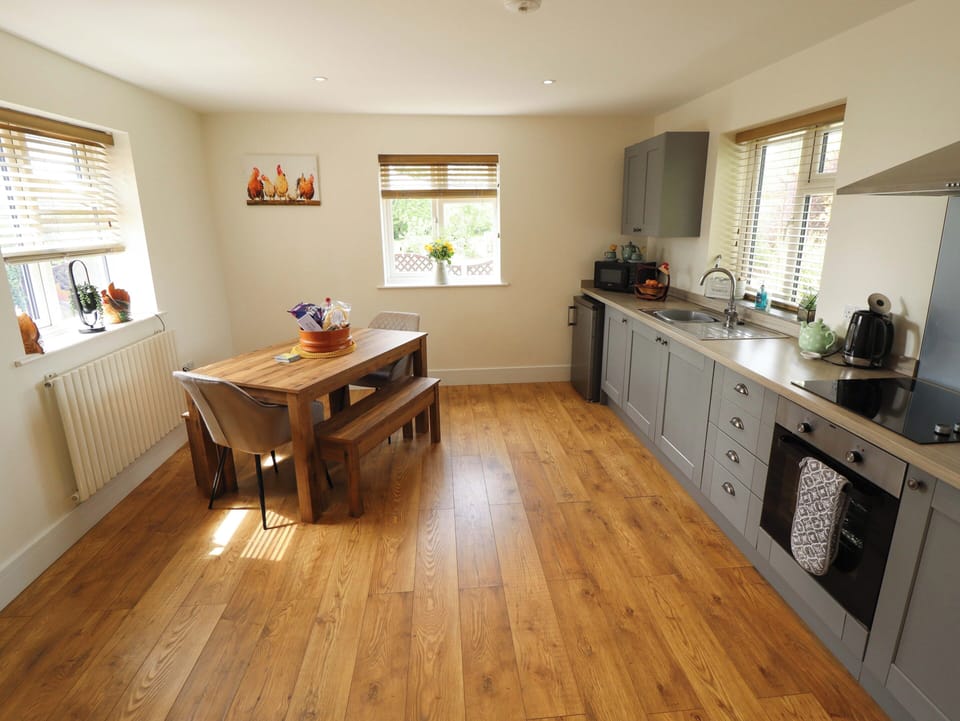 Cottage | Private kitchen | Fridge, microwave, electric kettle, toaster