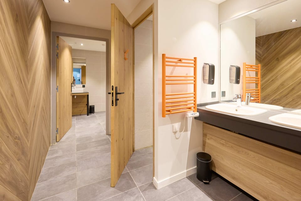 Classic Shared Dormitory | Bathroom | Shower