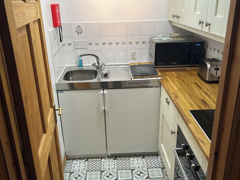 Cottage | Private kitchen | Fridge, electric kettle, toaster, cookware/dishes/utensils