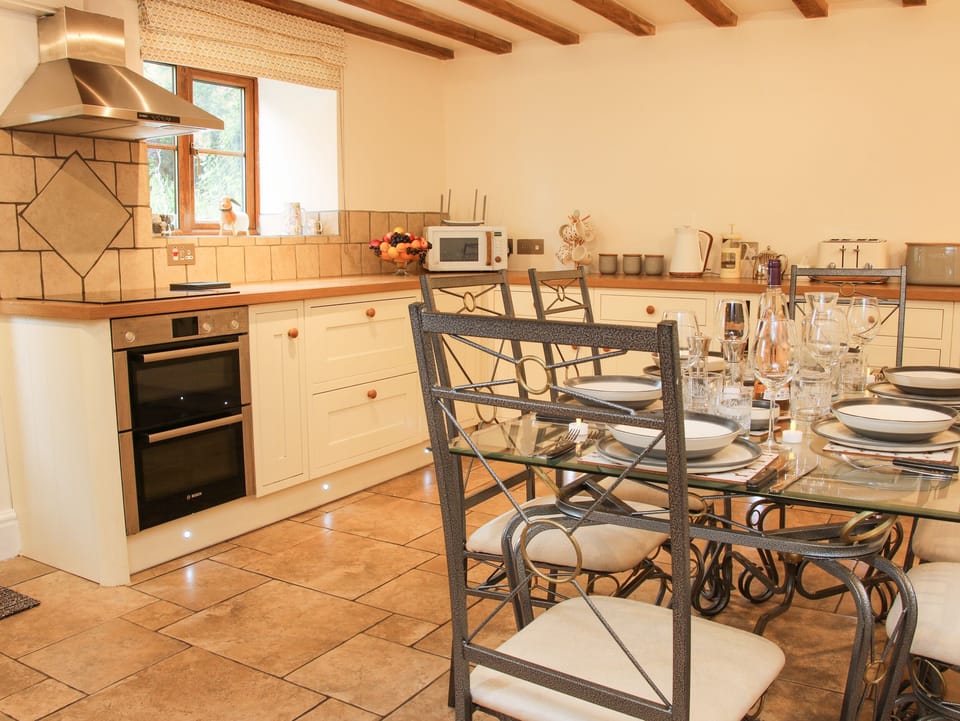 Cottage | Private kitchen | Fridge, microwave, dishwasher, electric kettle