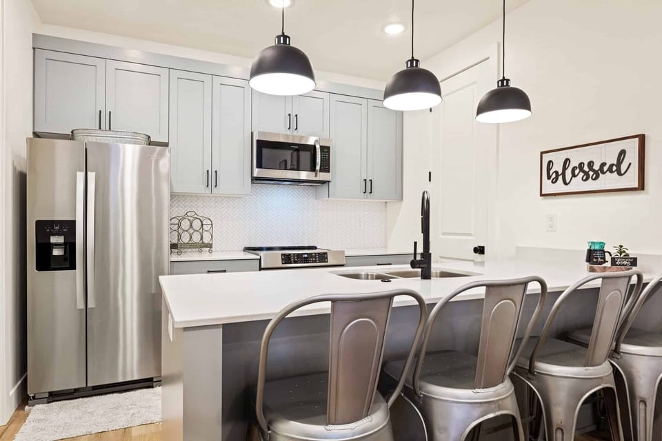 Condo, 3 Bedrooms | Private kitchen | Fridge, oven, coffee/tea maker, toaster