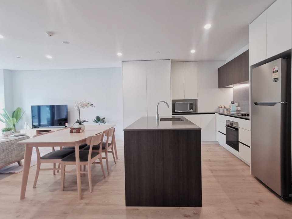 Deluxe Apartment | Private kitchen | Full-size fridge, microwave, oven, dishwasher