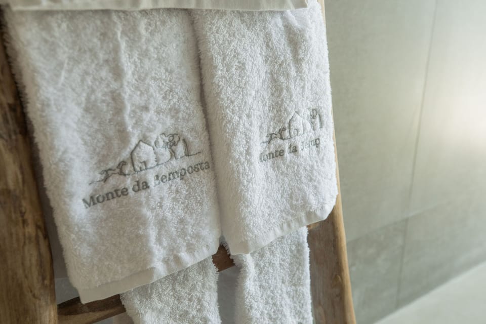 Shower, rainfall showerhead, free toiletries, hair dryer