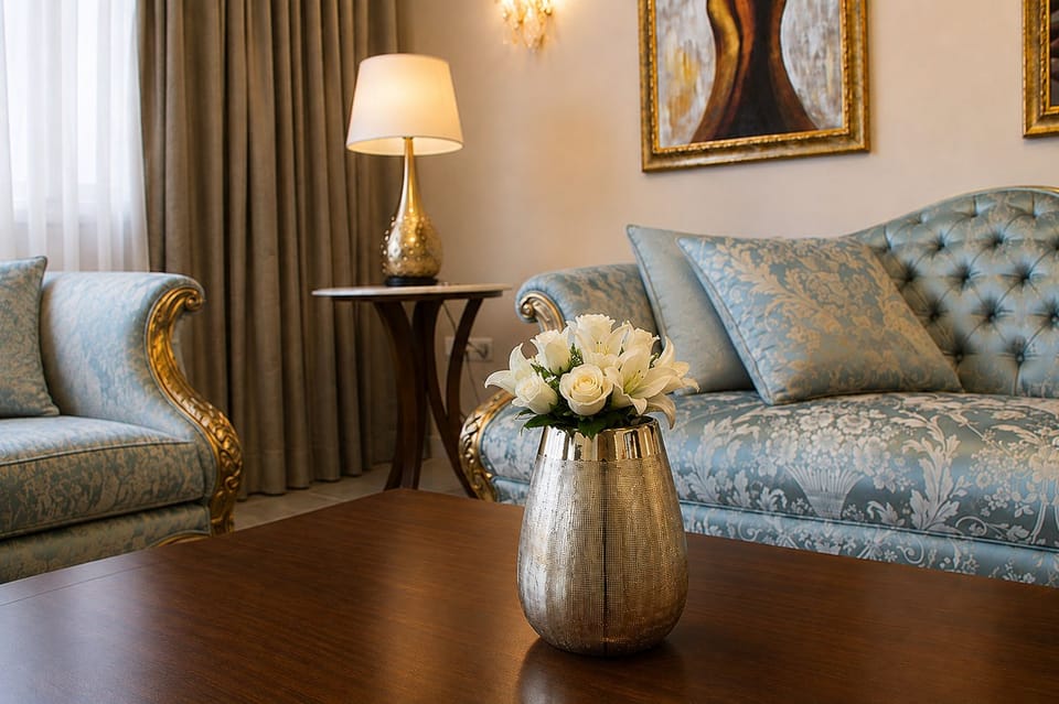 Presidential Suite | Living area | Plasma TV, fireplace, heated floors