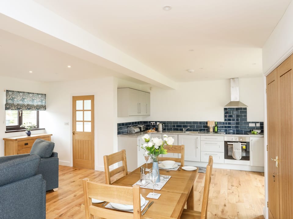 Cottage | Private kitchen | Fridge, dishwasher, electric kettle, toaster