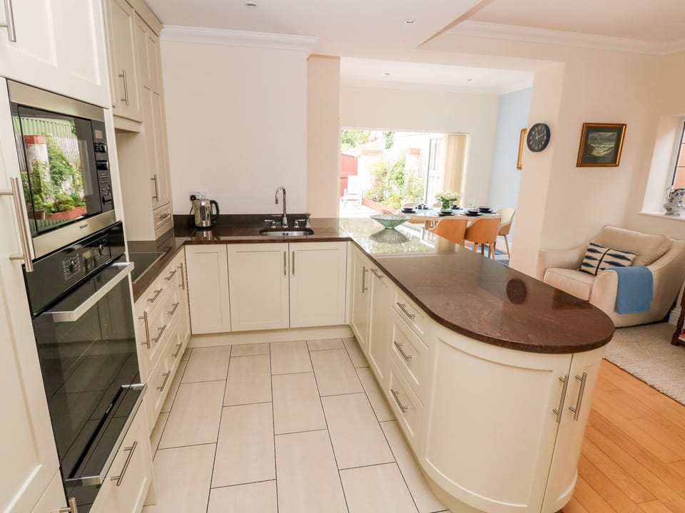 Cottage | Private kitchen | Fridge, dishwasher, cookware/dishes/utensils