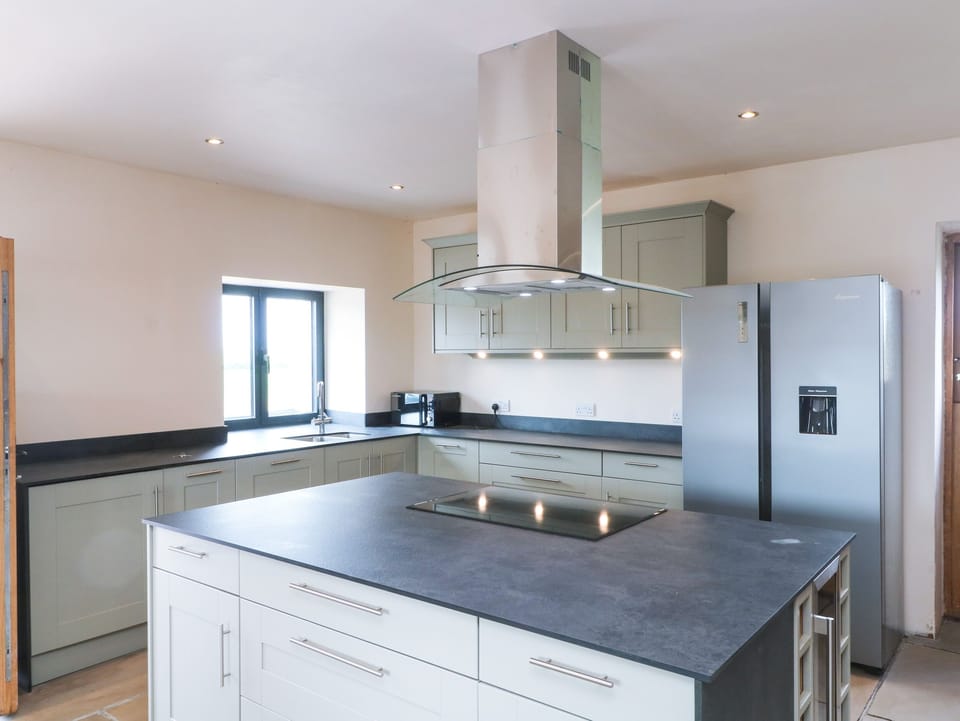 Cottage | Private kitchen | Fridge, microwave, dishwasher, electric kettle