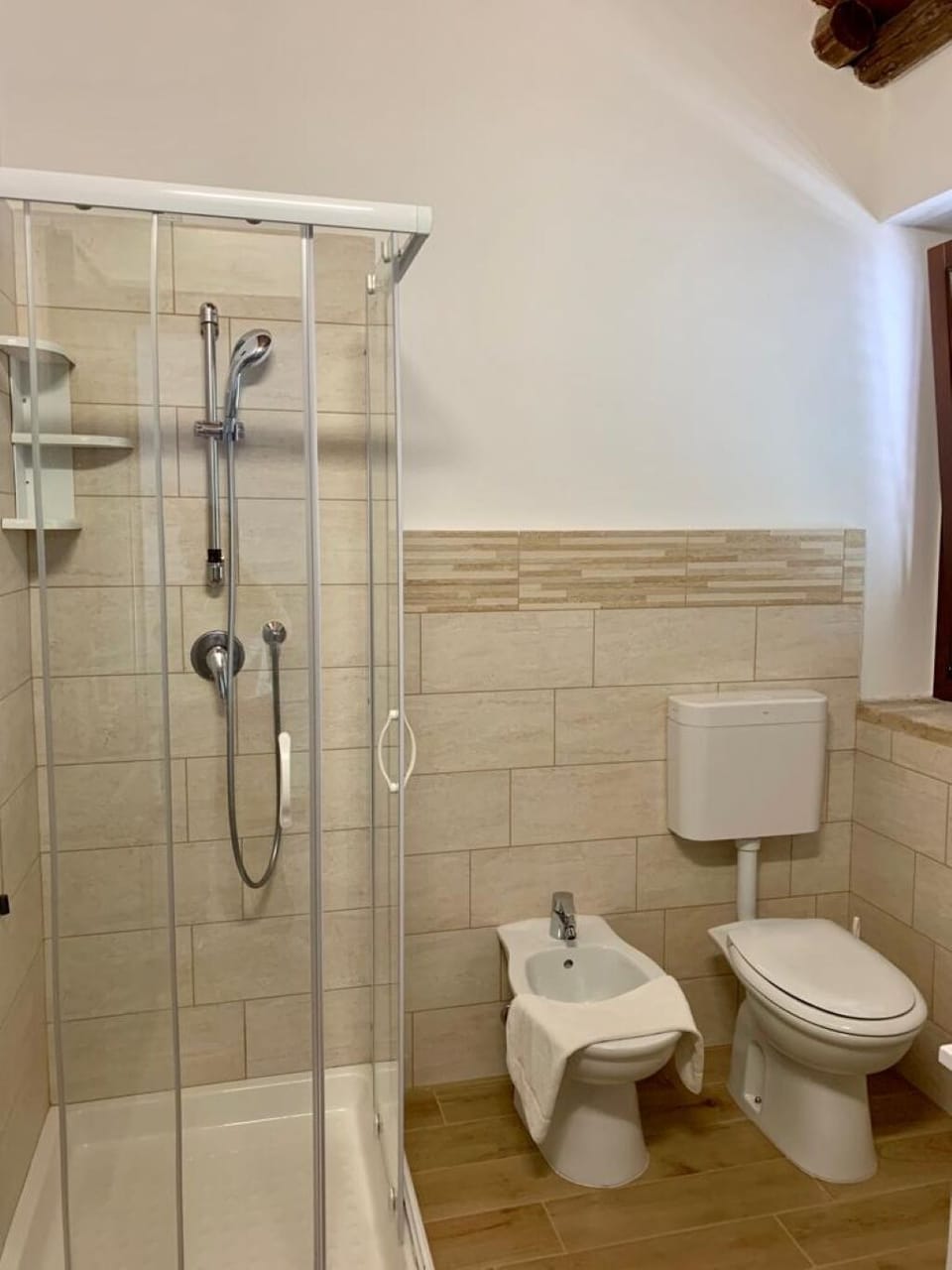 Shower, free toiletries, hair dryer, bidet