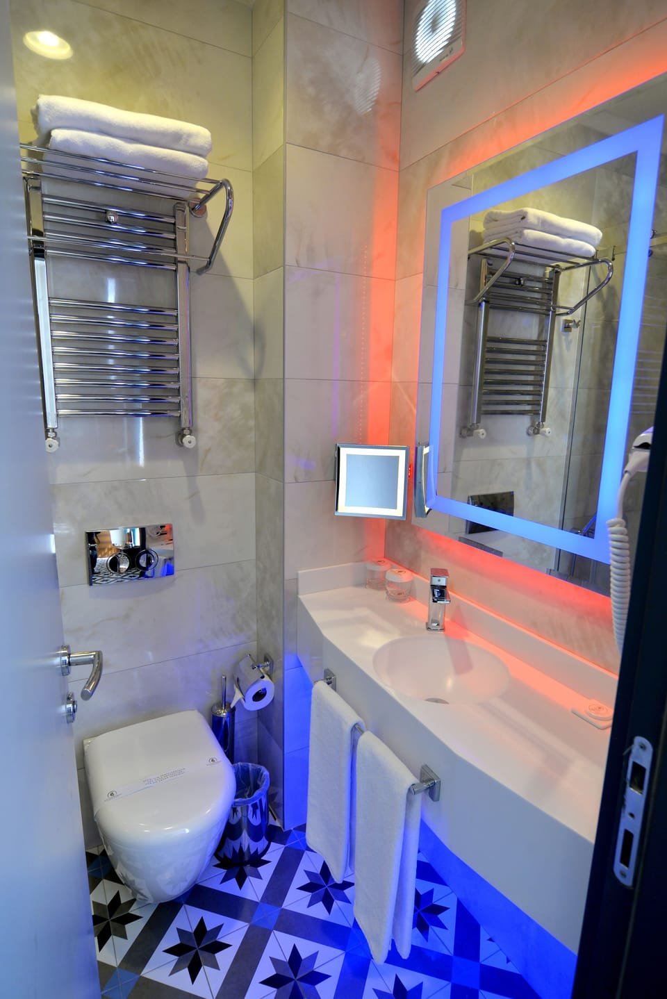 Deluxe Room | Bathroom | Shower, rainfall showerhead, free toiletries, hair dryer