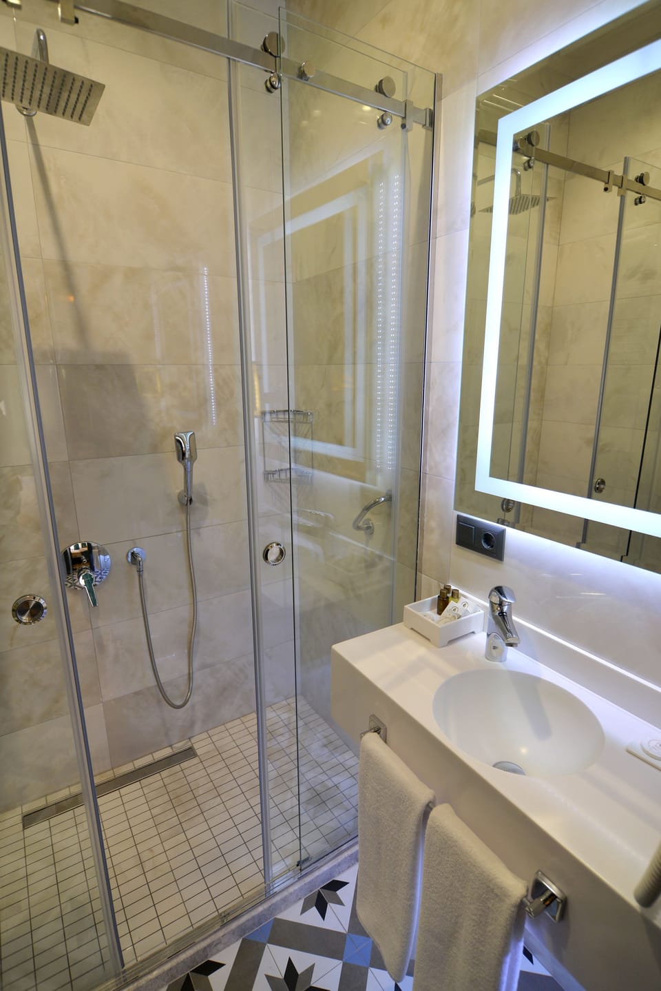 Shower, rainfall showerhead, free toiletries, hair dryer