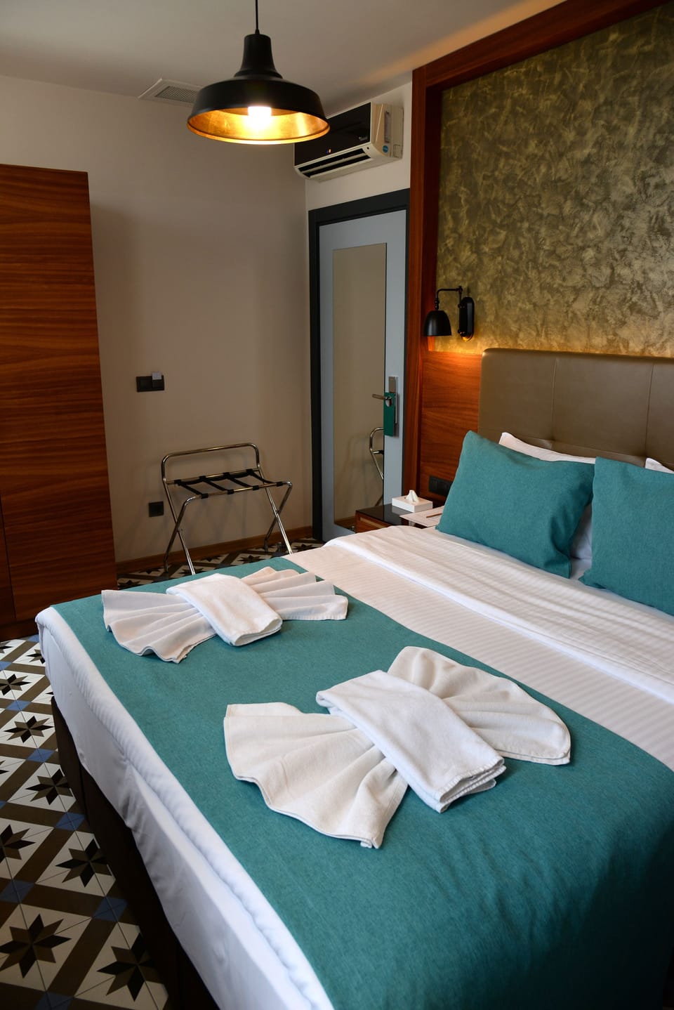 Deluxe Room | Premium bedding, minibar, in-room safe, laptop workspace