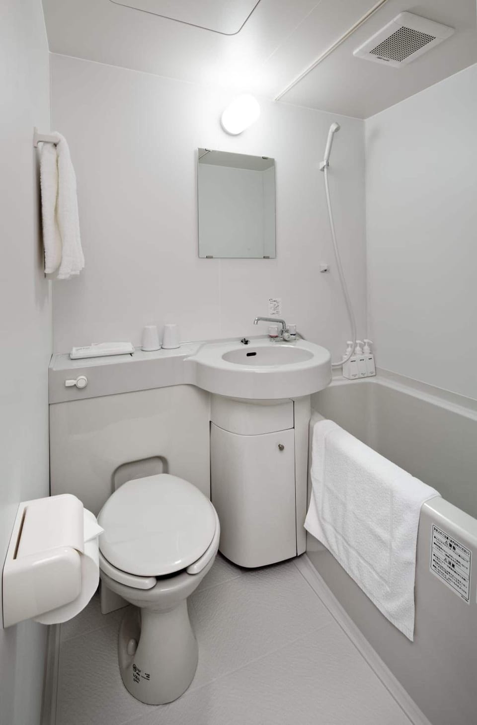 Shower, hair dryer, bathrobes, slippers