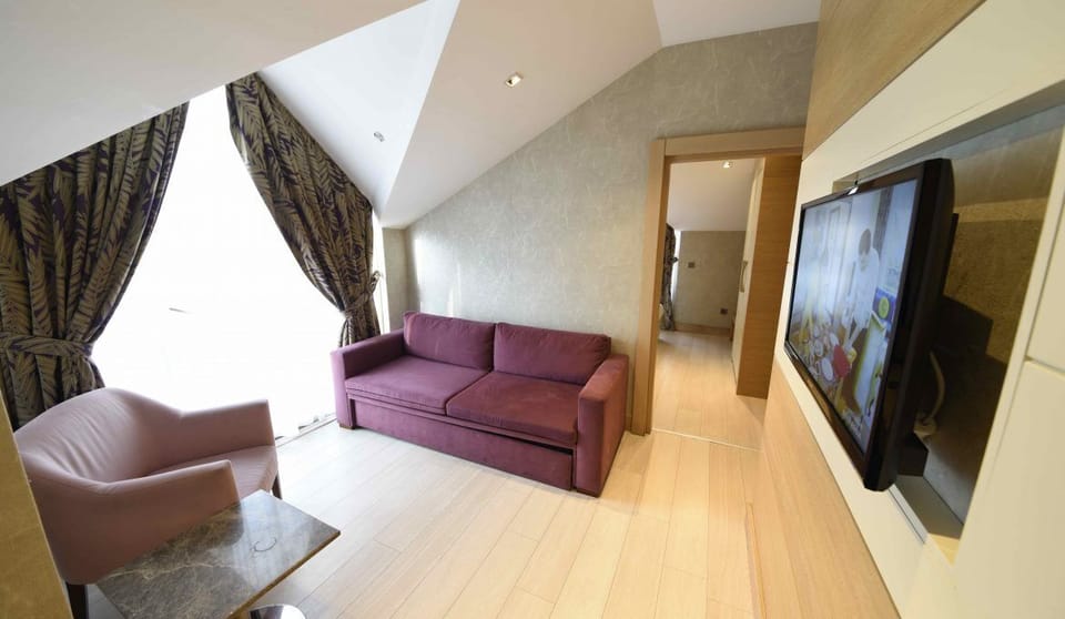 Executive Suite, 1 Bedroom | Minibar, in-room safe, soundproofing, iron/ironing board