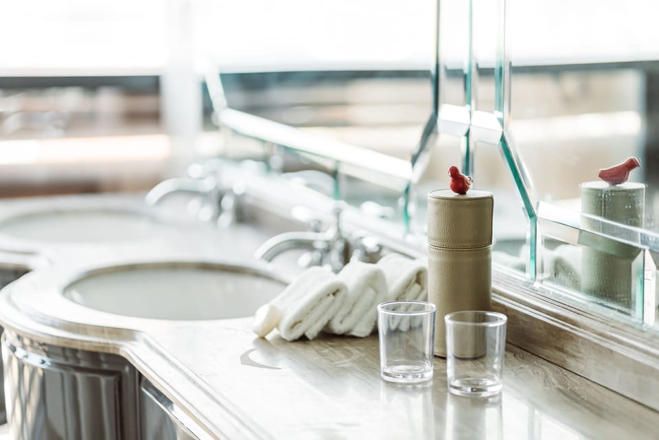 Studio Suite | Bathroom | Shower, free toiletries, hair dryer, towels