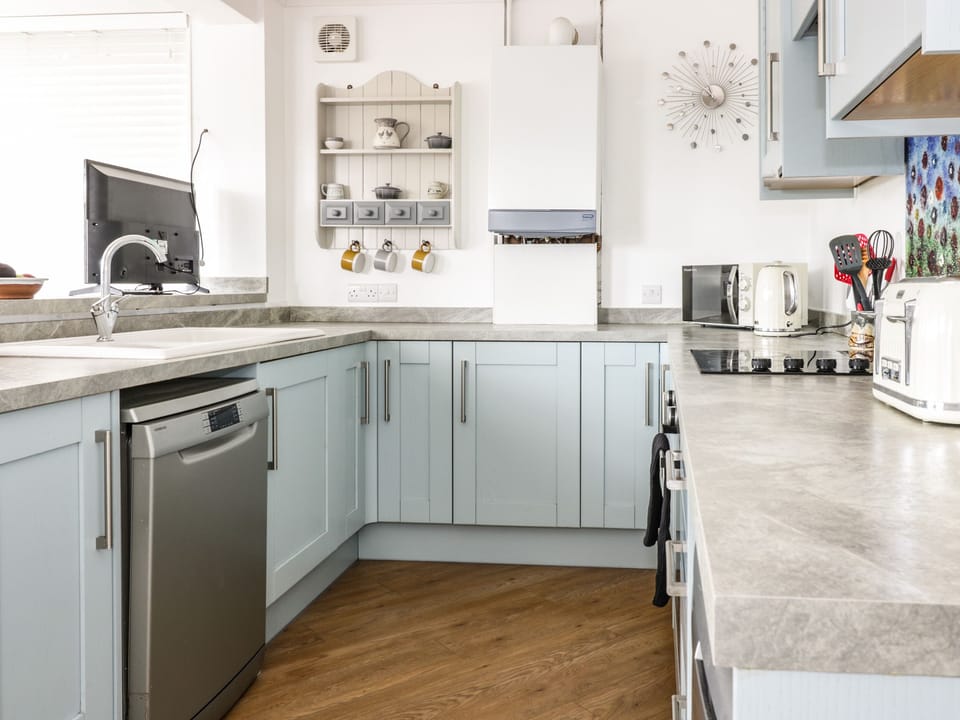 Cottage | Private kitchen | Fridge, dishwasher, electric kettle, toaster