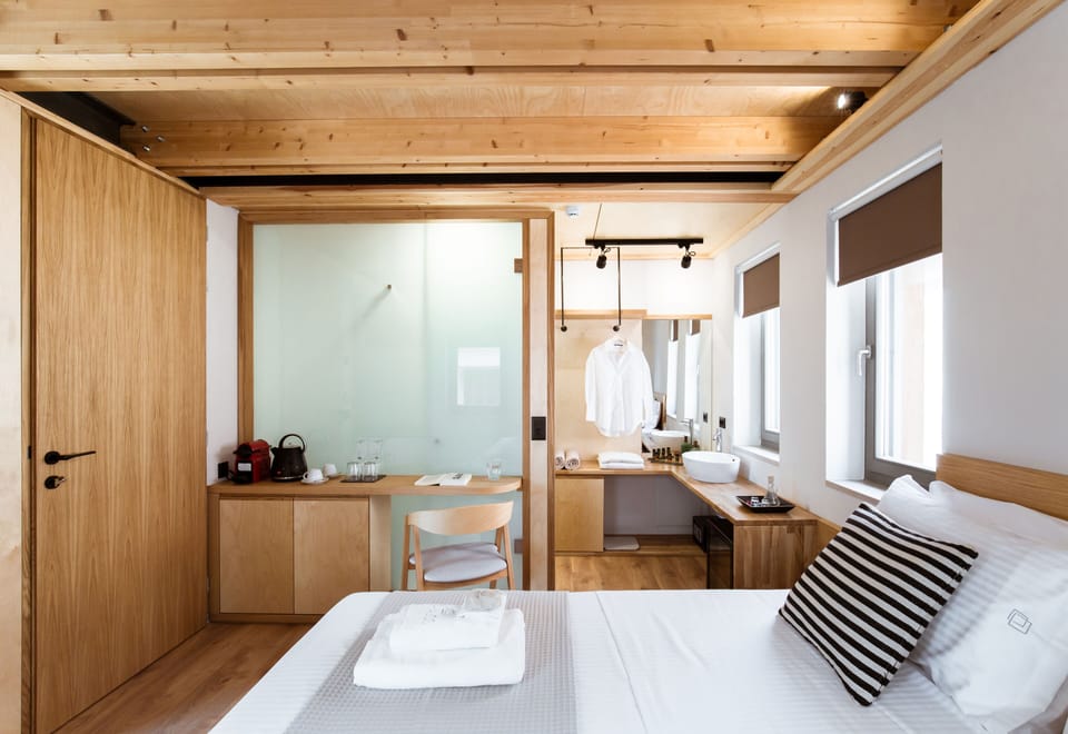 Deluxe Suite, Balcony | Desk, soundproofing, free WiFi, bed sheets