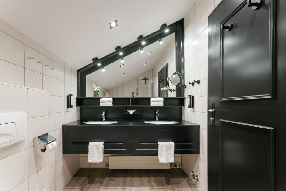 Apartment, Lake View (Main Buildung, recently renovated) | Bathroom | Hair dryer, bathrobes, towels