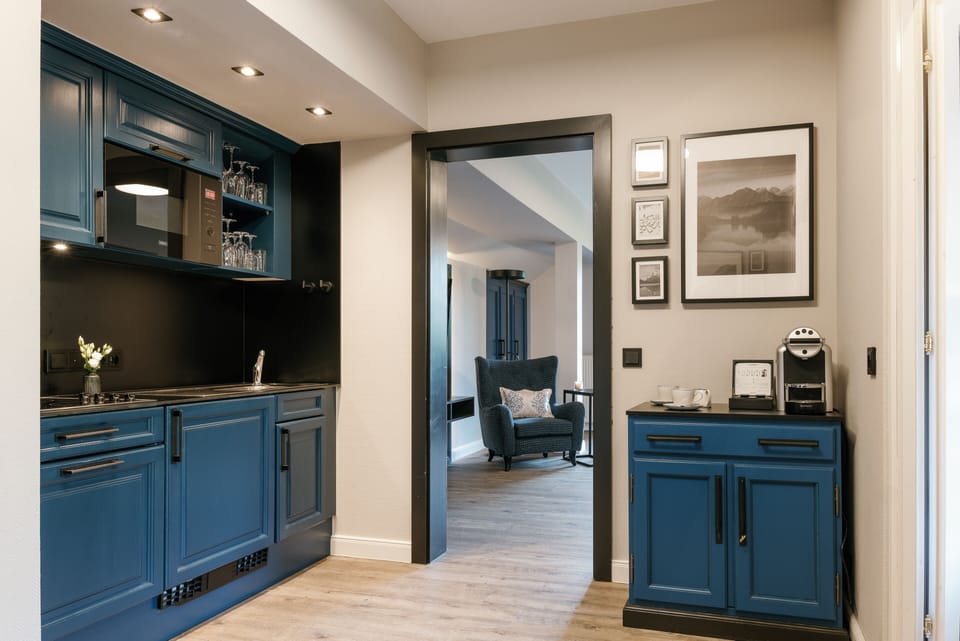 Full-size fridge, stovetop, coffee/tea maker, electric kettle