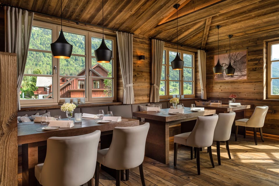 2 restaurants; breakfast, lunch, and dinner served