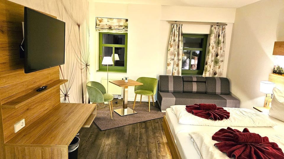 Deluxe Triple Room | Hypo-allergenic bedding available, desk, soundproofing, WiFi (free)