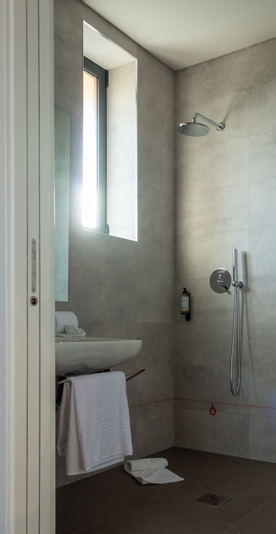 Double Room, Accessible | Bathroom | Shower, rainfall showerhead, hair dryer, towels