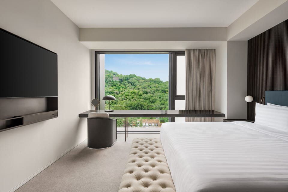 Executive Suite | Hypo-allergenic bedding available, down comforters, minibar
