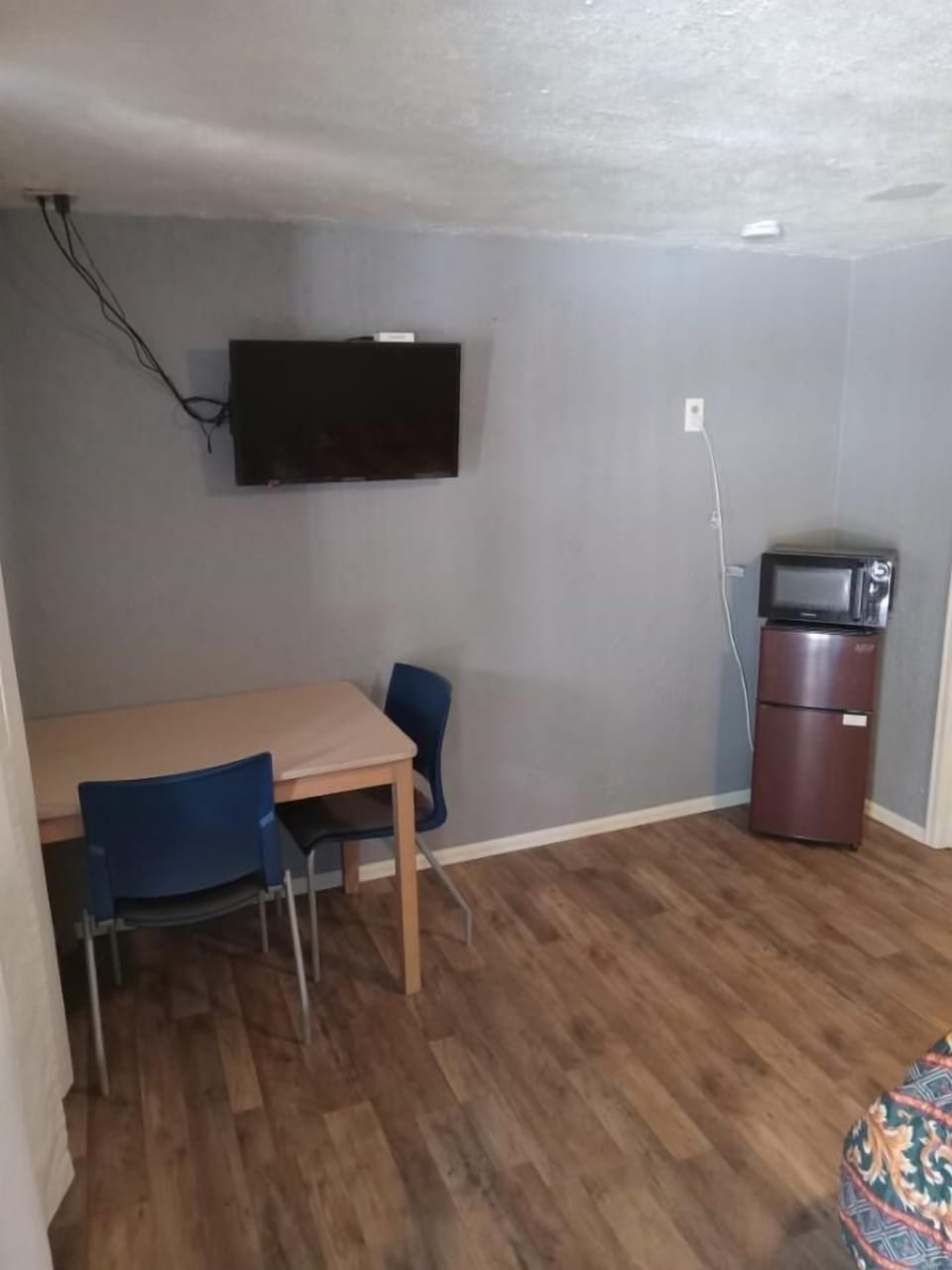 Basic Room | Living area | 30-inch LED TV with cable channels, TV