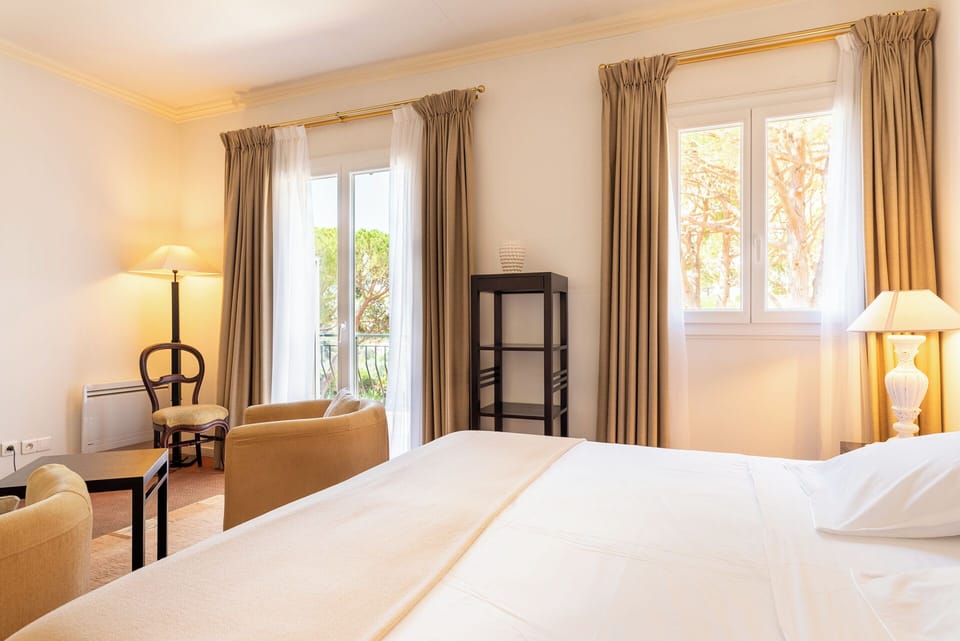 Chambre Double Prestige | Minibar, in-room safe, desk, laptop workspace