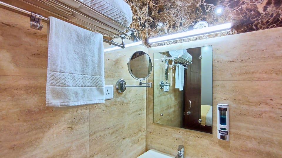 Shower, hydromassage showerhead, free toiletries, hair dryer