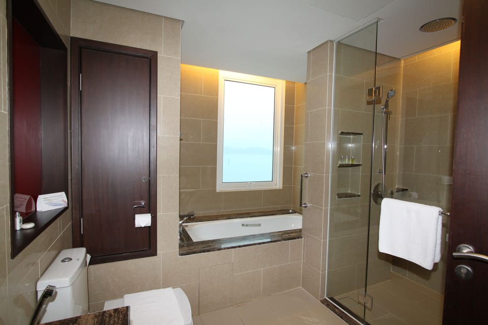 Executive Suite | In-room safe, desk, laptop workspace, blackout drapes