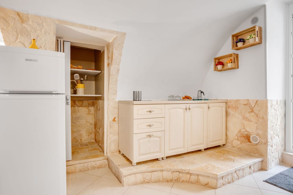 Apartment | Private kitchen | Full-size fridge, oven, stovetop, cookware/dishes/utensils