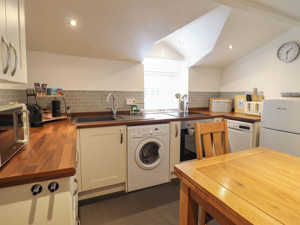 Cottage | Private kitchen | Fridge, dishwasher, electric kettle, toaster