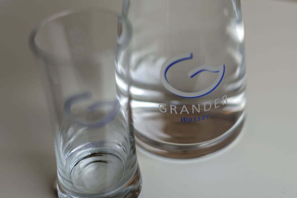 Small Charming Room (140 cm bed) | Premium bedding, in-room safe, desk, iron/ironing board