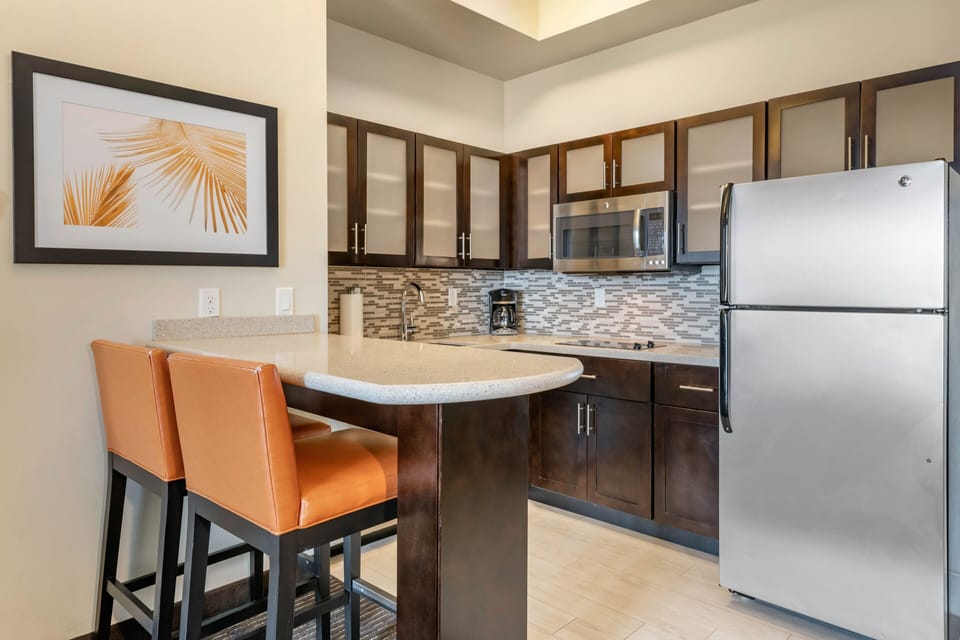 Full-size fridge, microwave, dishwasher, coffee/tea maker