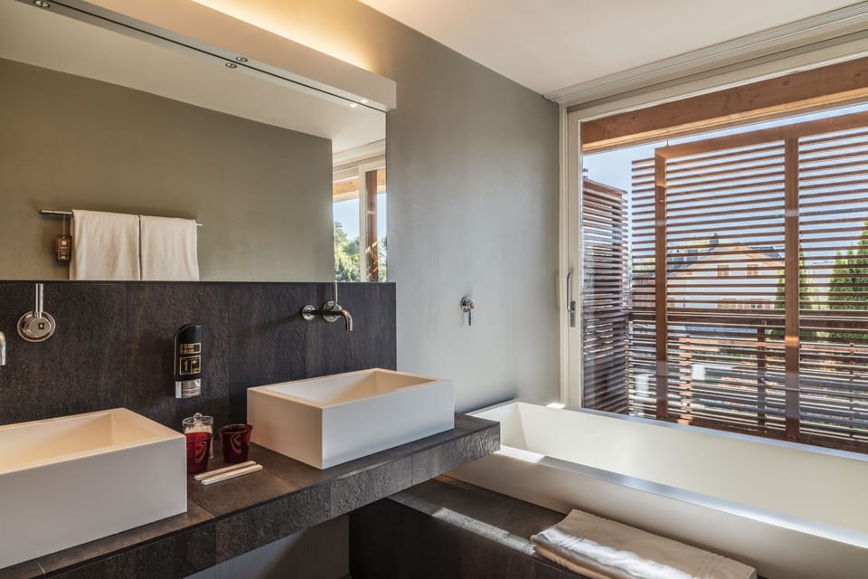 Deluxe Room | Bathroom | Eco-friendly toiletries, hair dryer, bathrobes, slippers