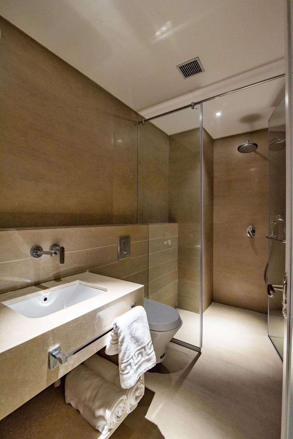 Shower, rainfall showerhead, free toiletries, hair dryer